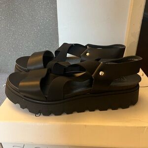 Topshop Black Flatform Sandal- BRAND NEW with tags!
